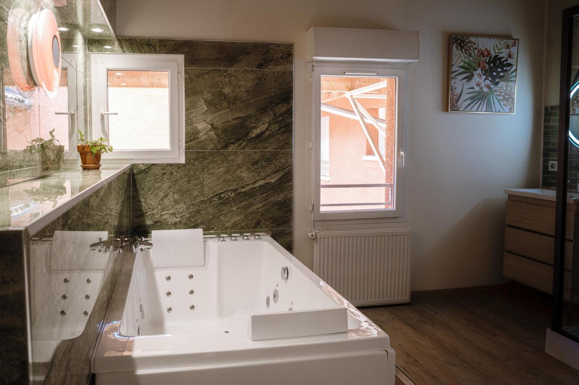 Appart Hotel Le 8 La Suite & Spa - Parking Gratuit - Mâcon Esterno foto